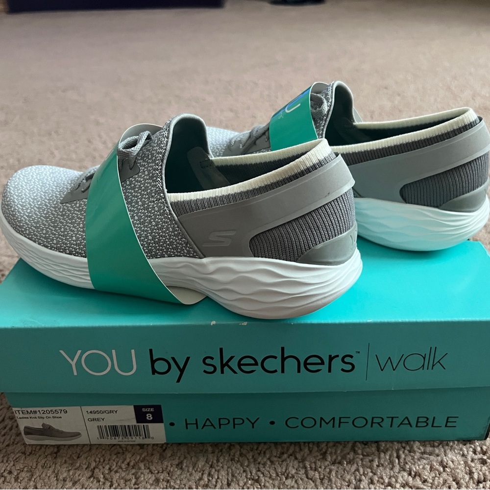 BRAND NEW Skechers Knit Slip on Shoes Size 8